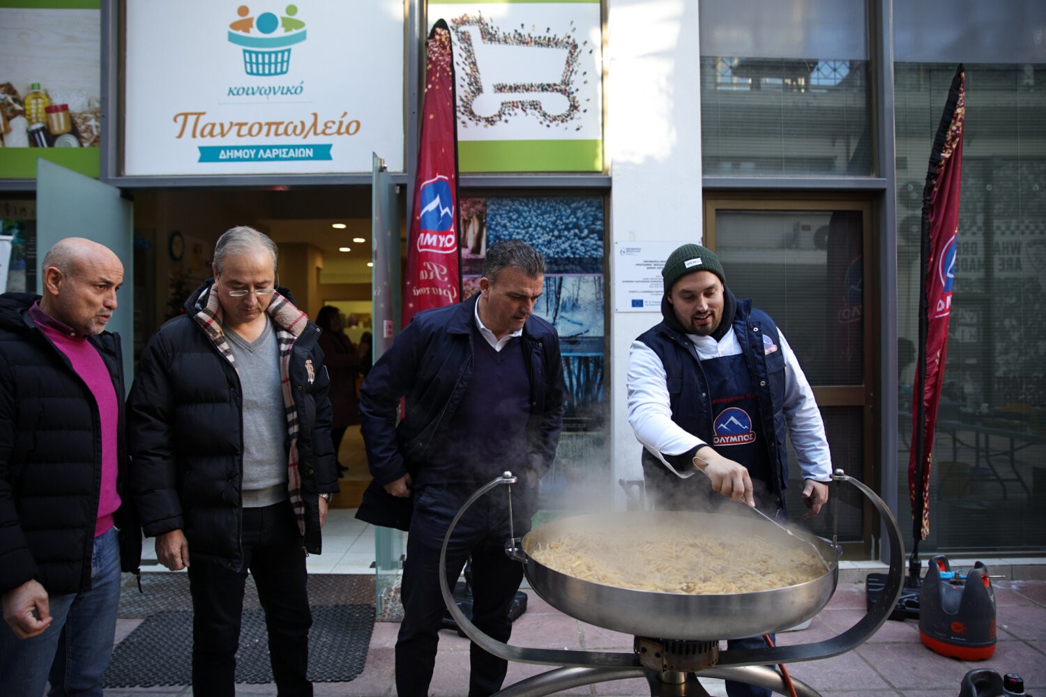 Μαγείρεψε για το Κοινωνικό Παντοπωλείο Λάρισας 